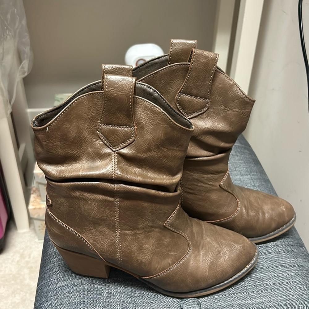 Super cute western mid boots